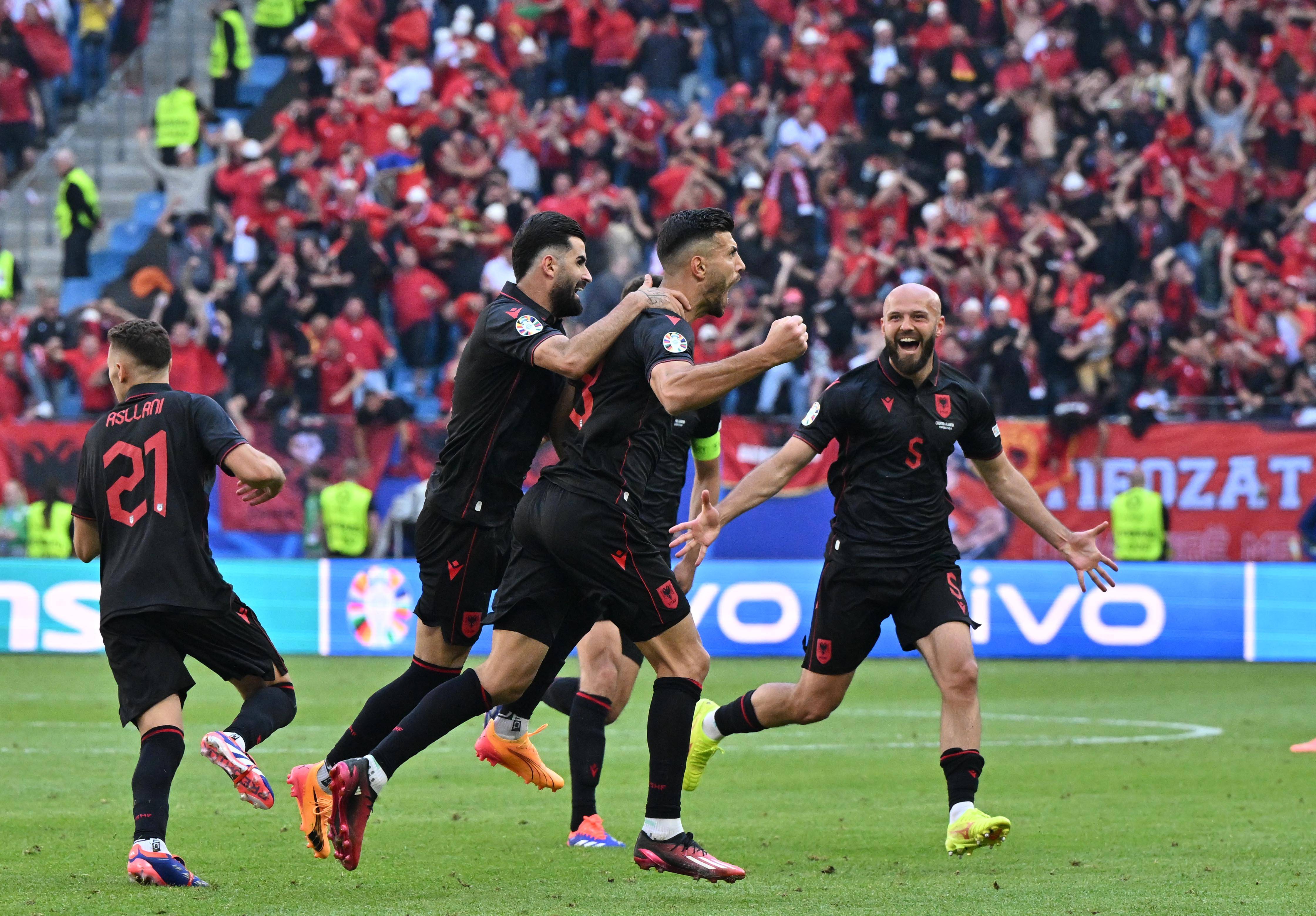 芬兰主场取胜,勇夺关键三分 芬兰主场取胜,勇夺关键三分