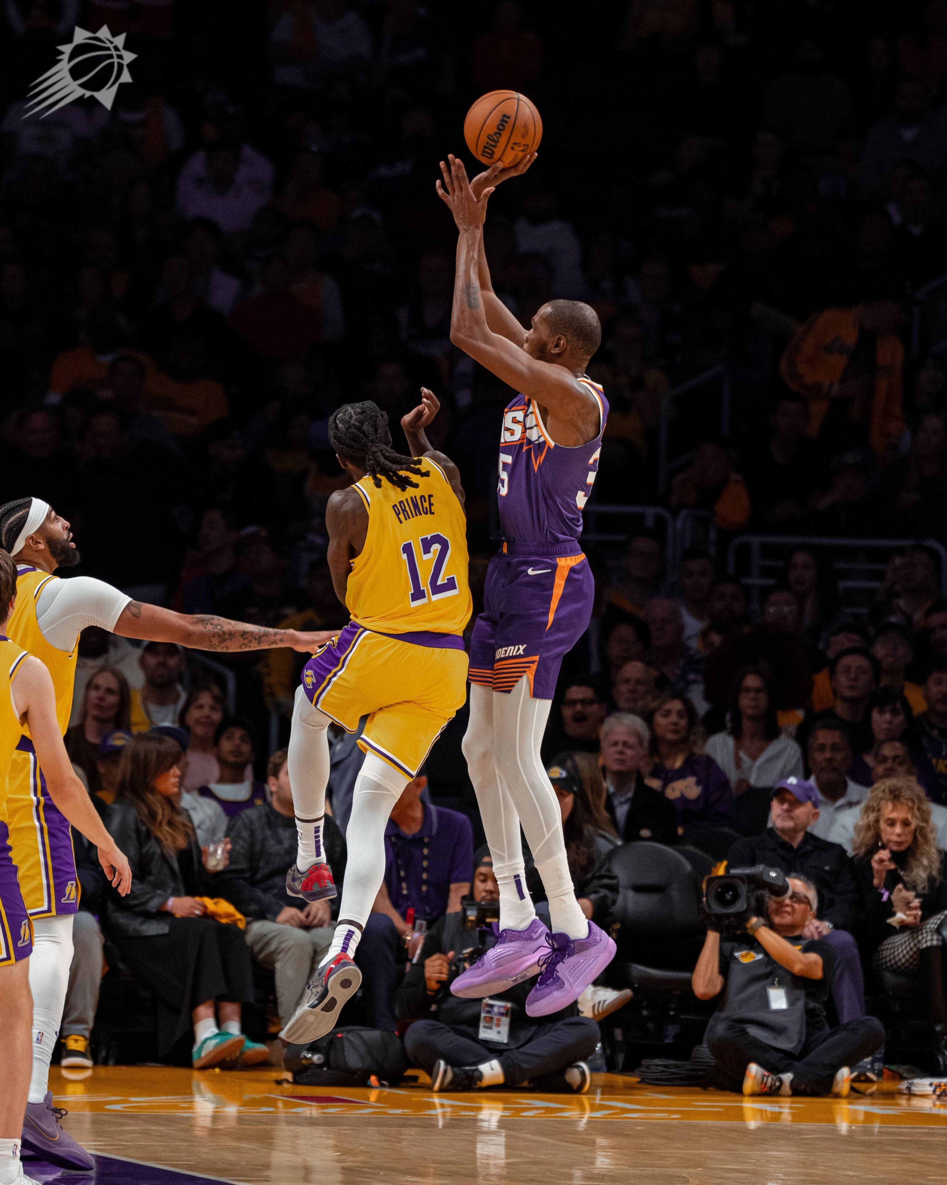 爱游戏在线-湖人击败步行者，詹姆斯大三双成为全场焦点