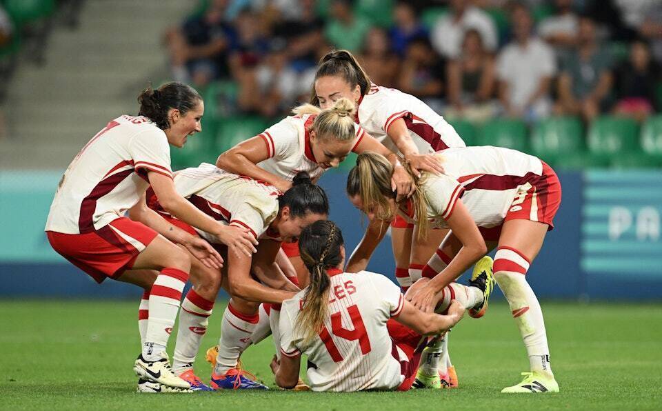 德国女足队员庆祝赢得比赛的胜利 德国女足队员庆祝赢得比赛的胜利