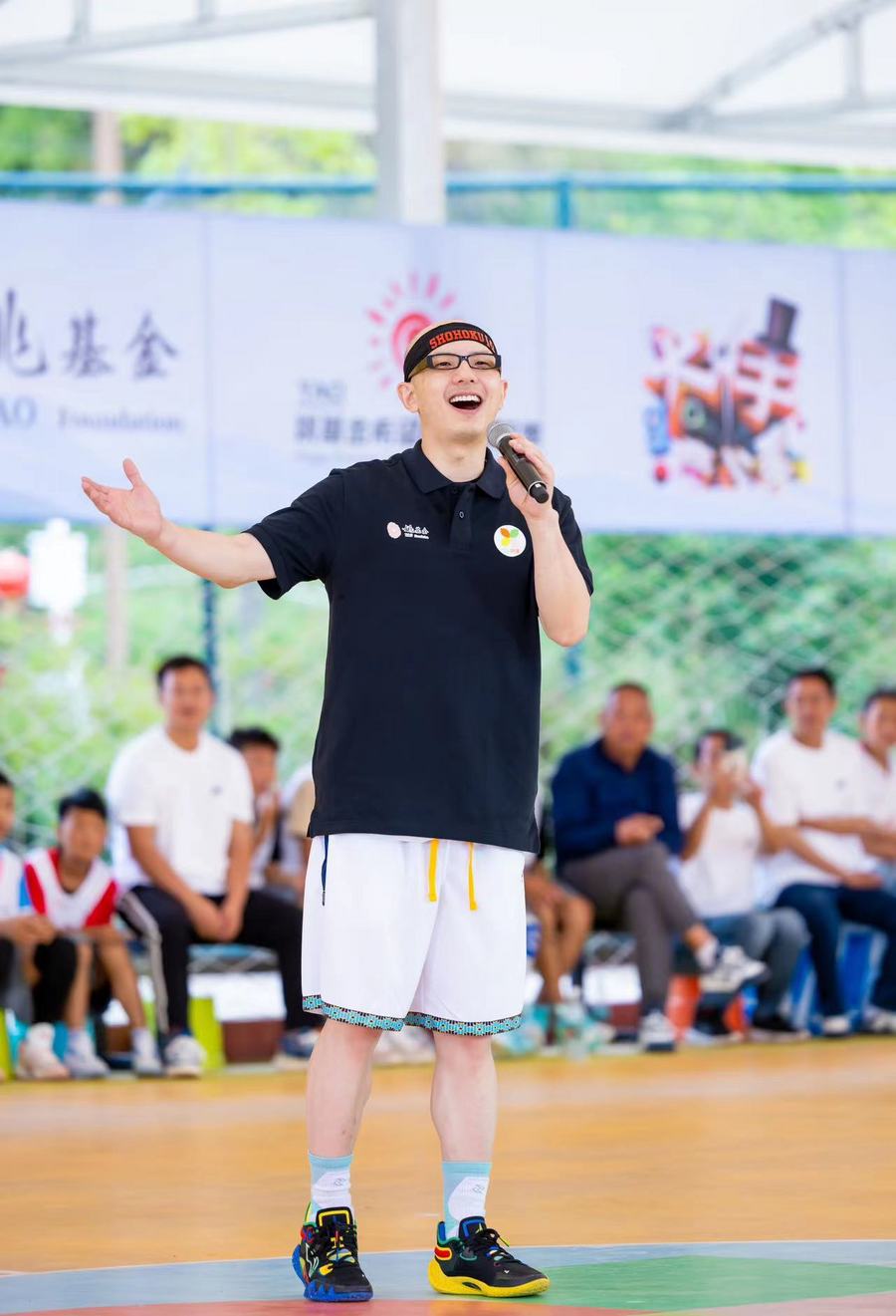 篮球赛场举行慈善活动,传递正能量的简单介绍 篮球赛场举行慈善活动,传递正能量的简单介绍