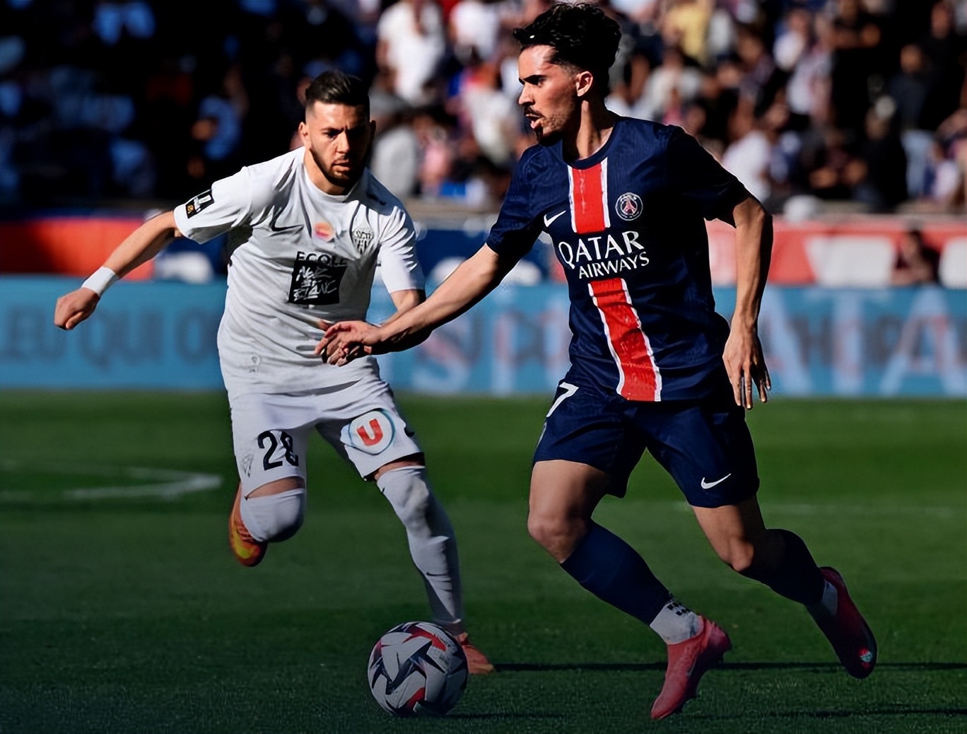 爱游戏新闻-包含巴黎圣日耳曼客场深陷混战，暂时失去领跑位置的词条