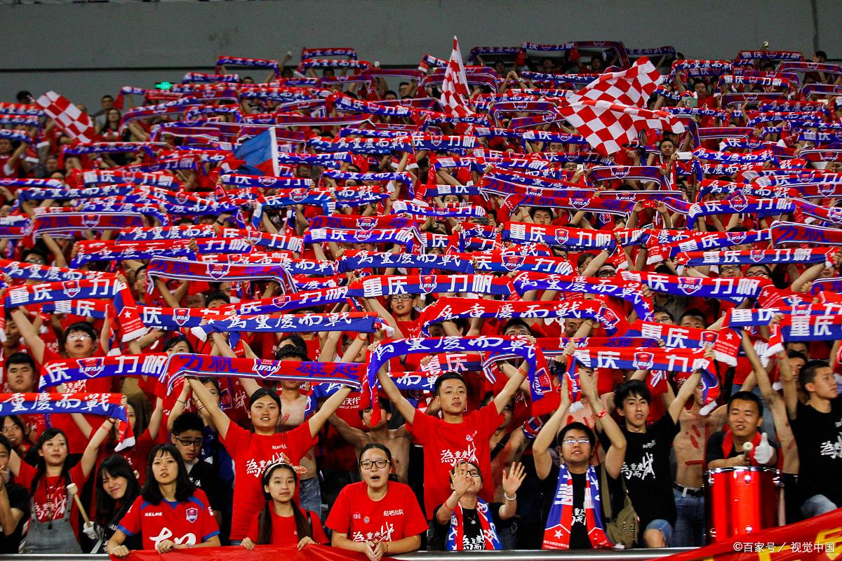 比赛中球员猛烈对抗,赛场局势扑朔迷离! 比赛中球员猛烈对抗,赛场局势扑朔迷离!