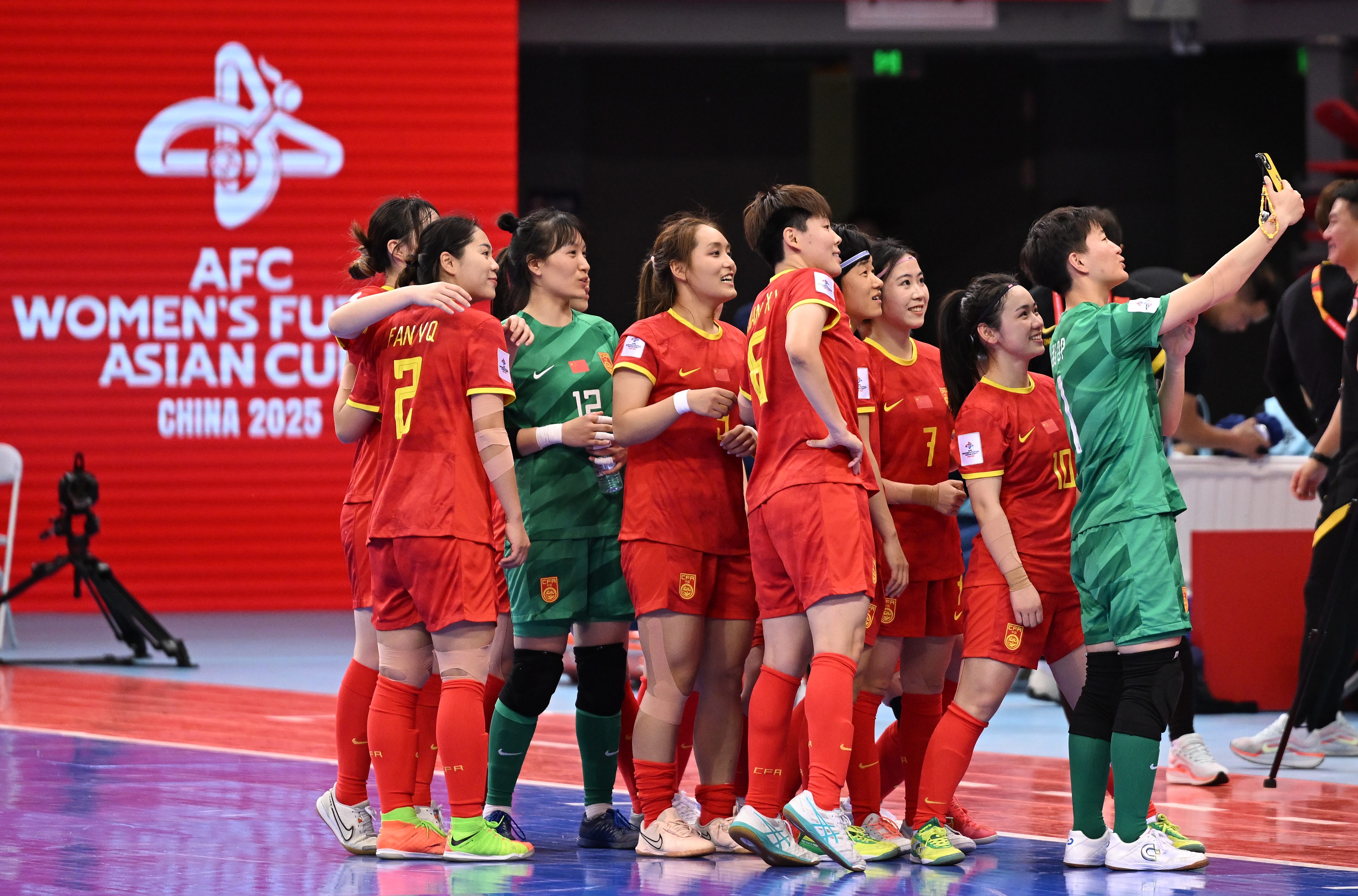 劲爆角逐!女子足球队全力以赴争胜的简单介绍 劲爆角逐!女子足球队全力以赴争胜的简单介绍