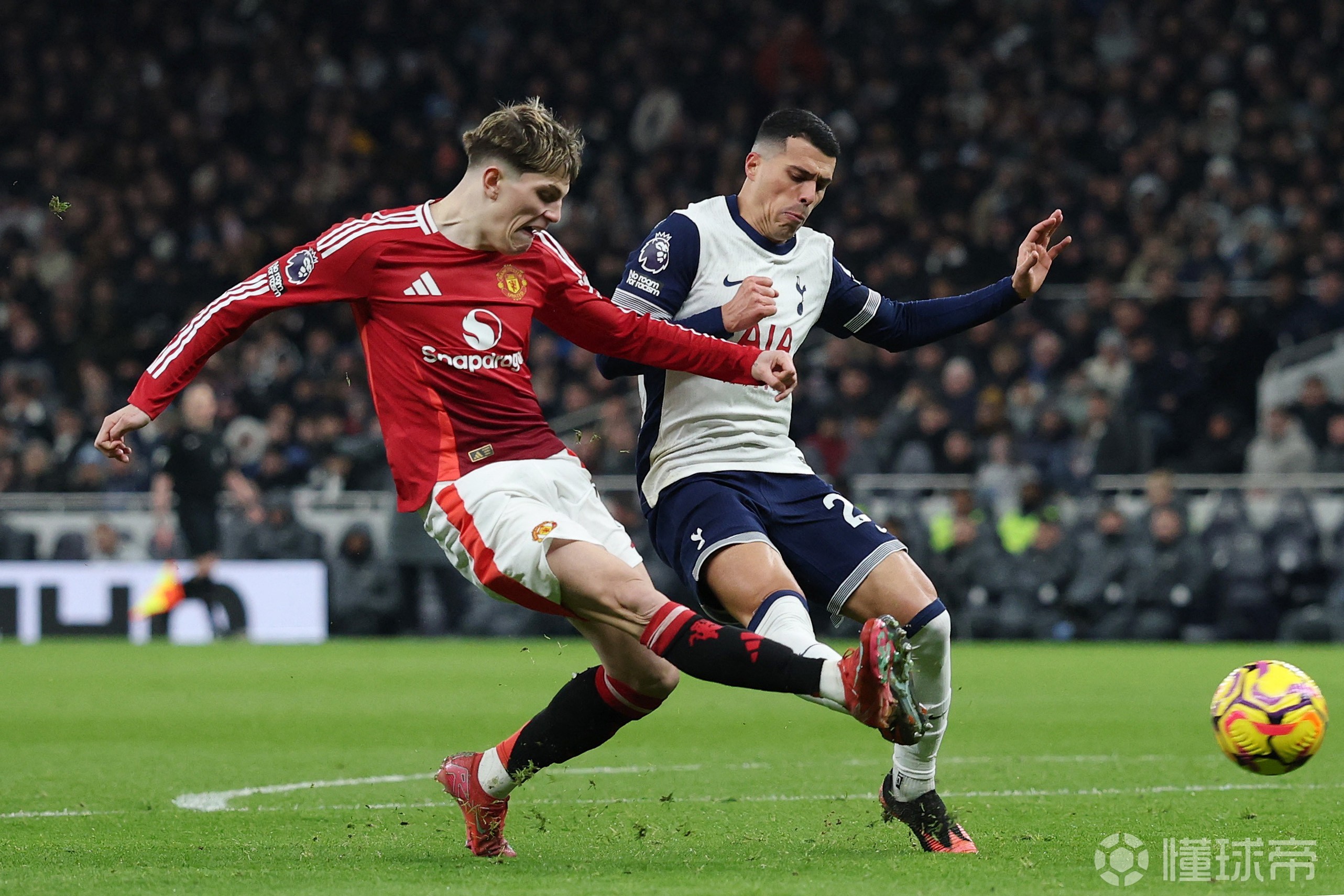 爱游戏官网-曼联锋线火力全开，逼近英超榜首的简单介绍