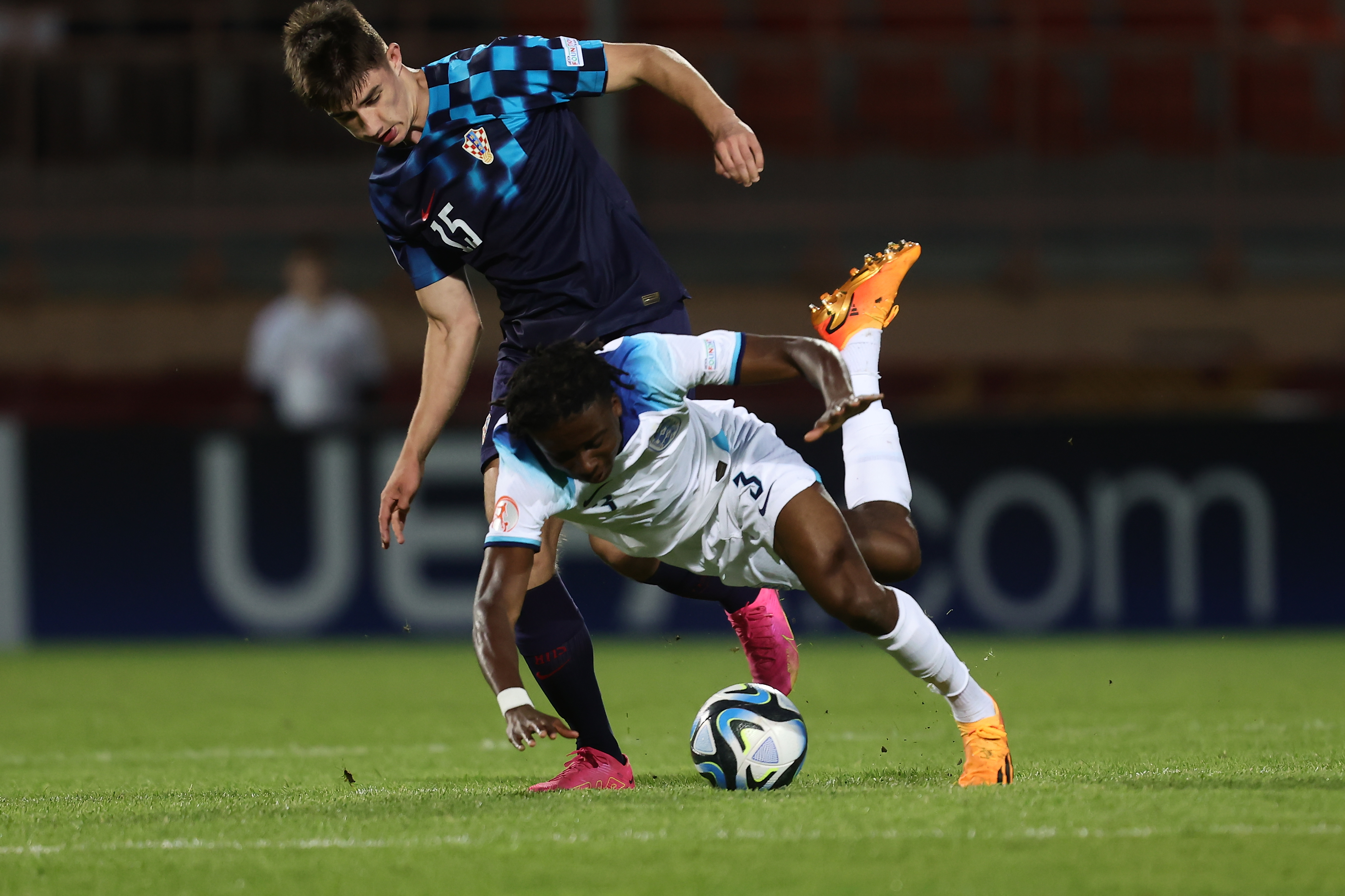 英格兰战胜克罗地亚，晋级欧锦赛