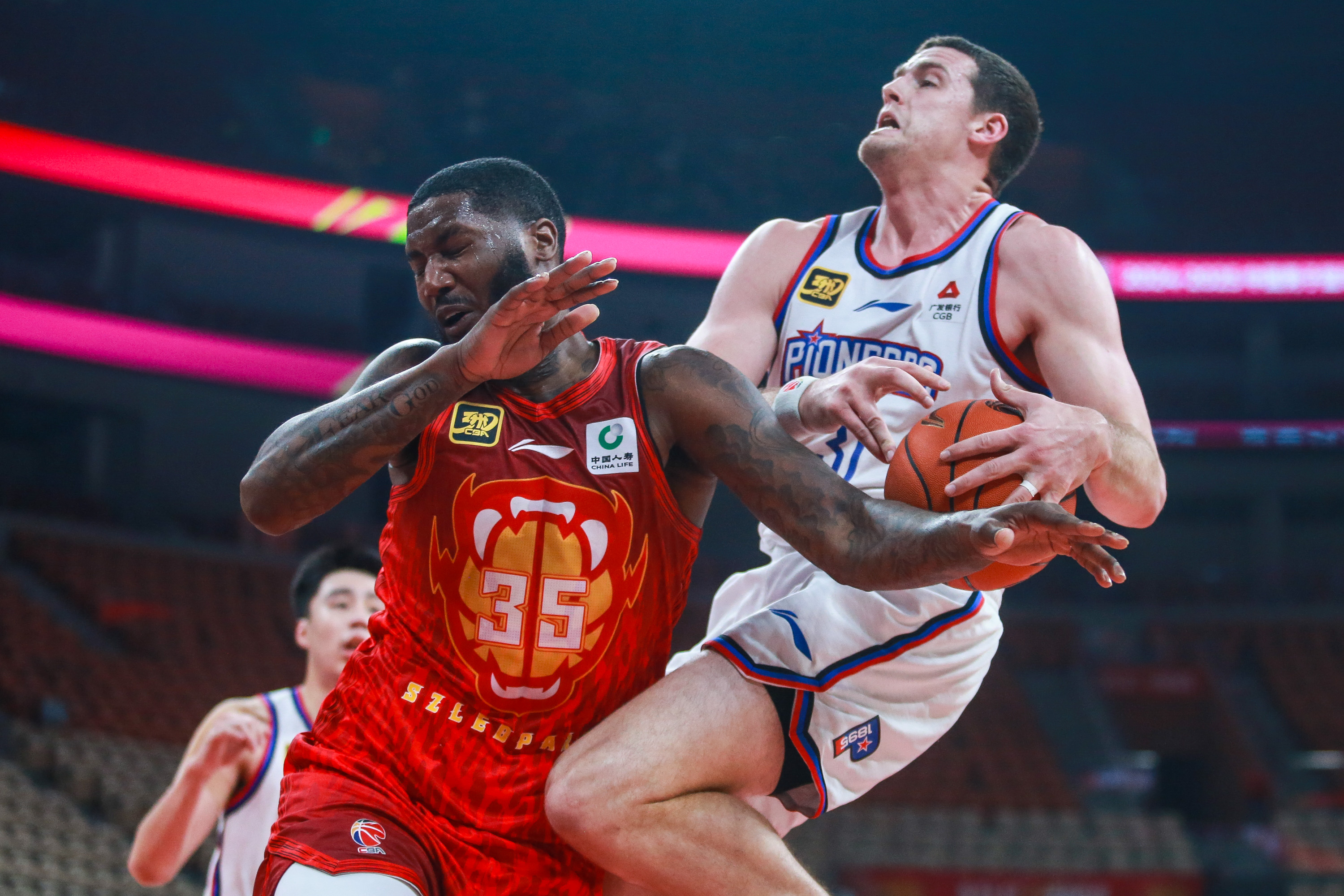 深圳队在激烈比赛中获胜,控制比赛 深圳队在激烈比赛中获胜,控制比赛