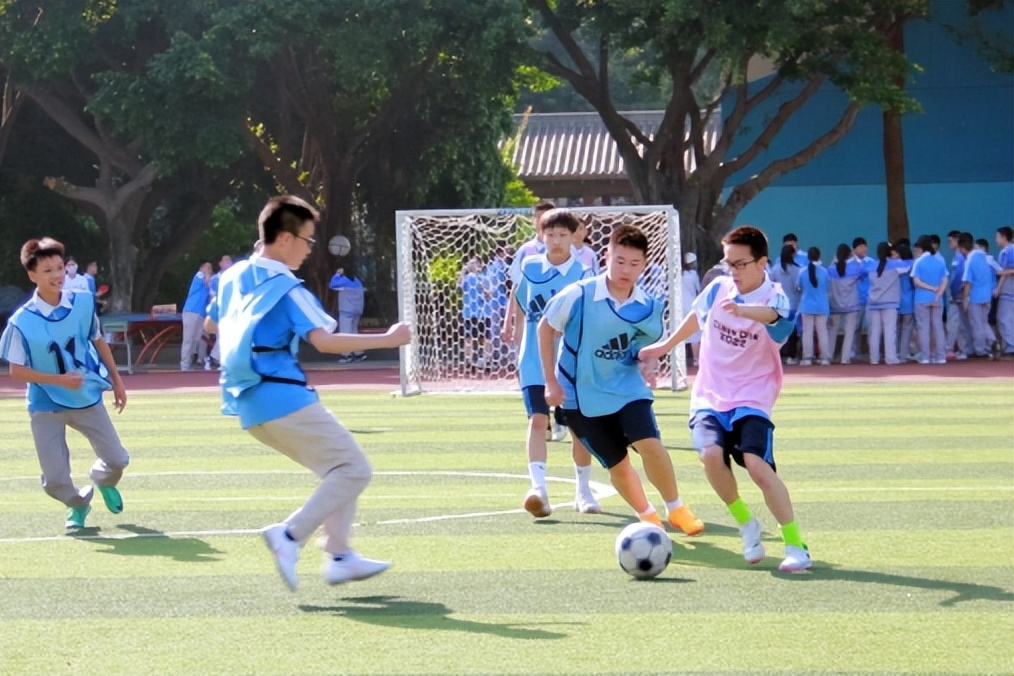 体育比赛激烈展开,观众尽情欣赏精彩表现 体育比赛激烈展开,观众尽情欣赏精彩表现